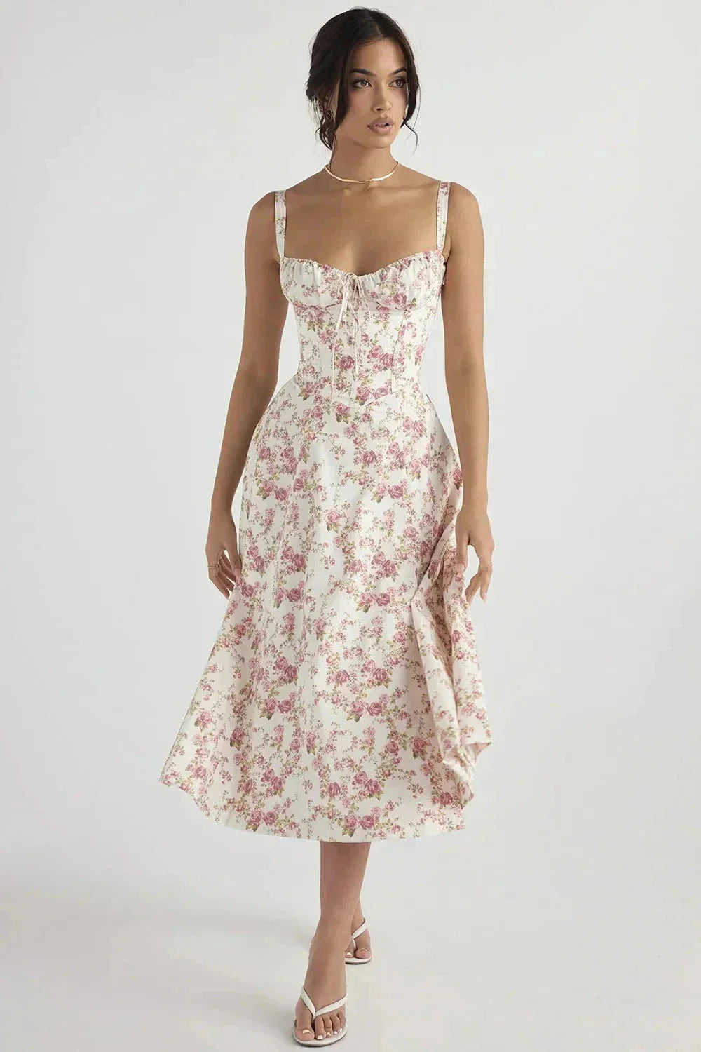 Elegante vestido de verano con estampado floral