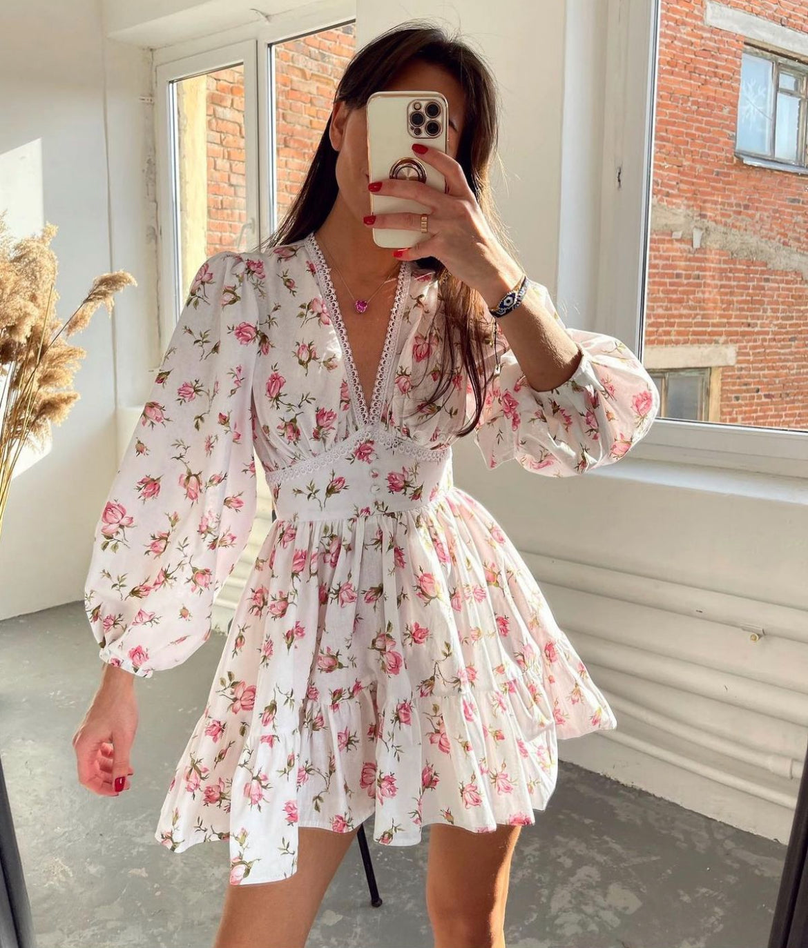 Elegante vestido de verano con volantes y cuello en V