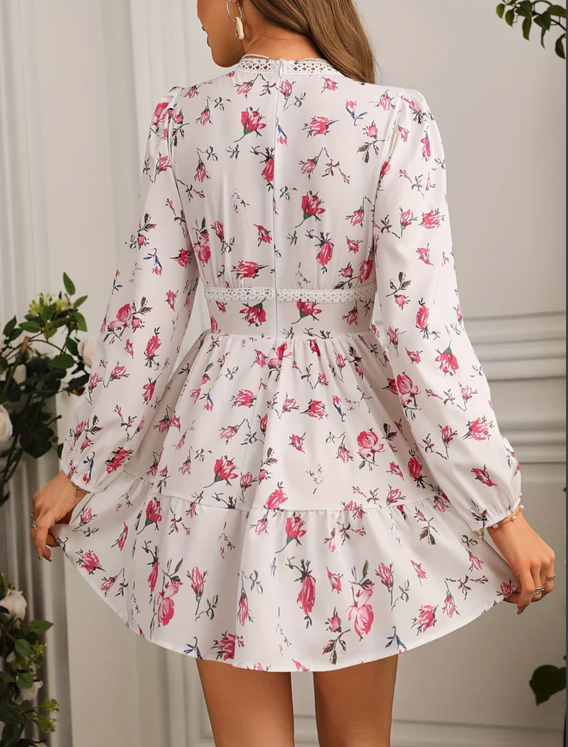Elegante vestido de verano con volantes y cuello en V