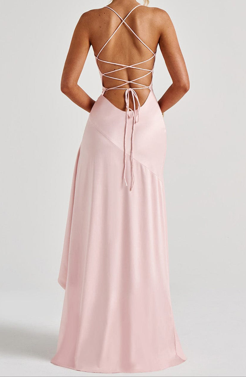 Elegante vestido maxi de satén en rosa claro para galas, bodas y ocasiones formales