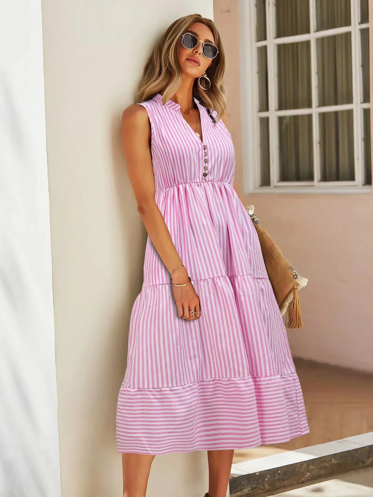 Elegante vestido sin mangas a rayas para verano