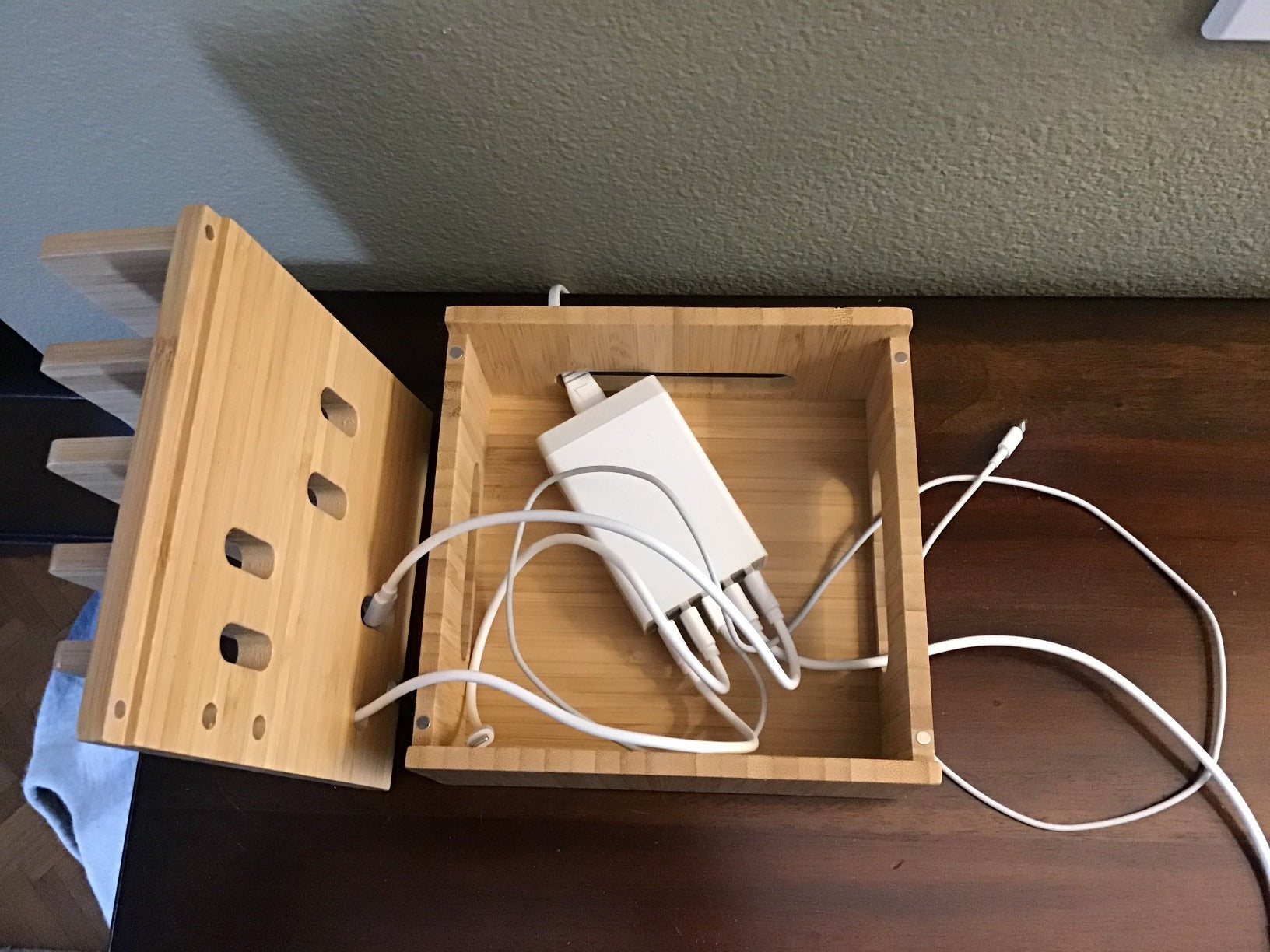 Estación de carga de bambú | USB de 5 puertos y organizador | Para smartphone, tablet y smartwatch | Incluye juego de cables