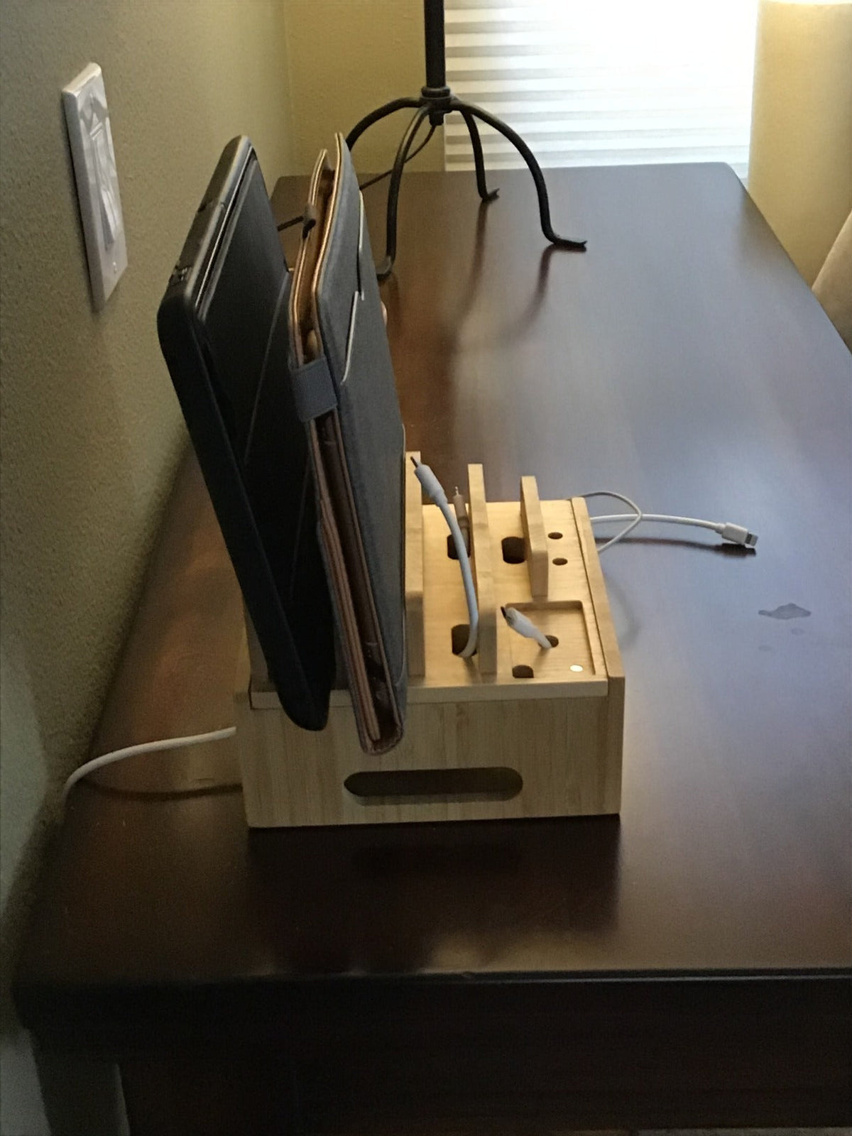 Estación de carga de bambú | USB de 5 puertos y organizador | Para smartphone, tablet y smartwatch | Incluye juego de cables