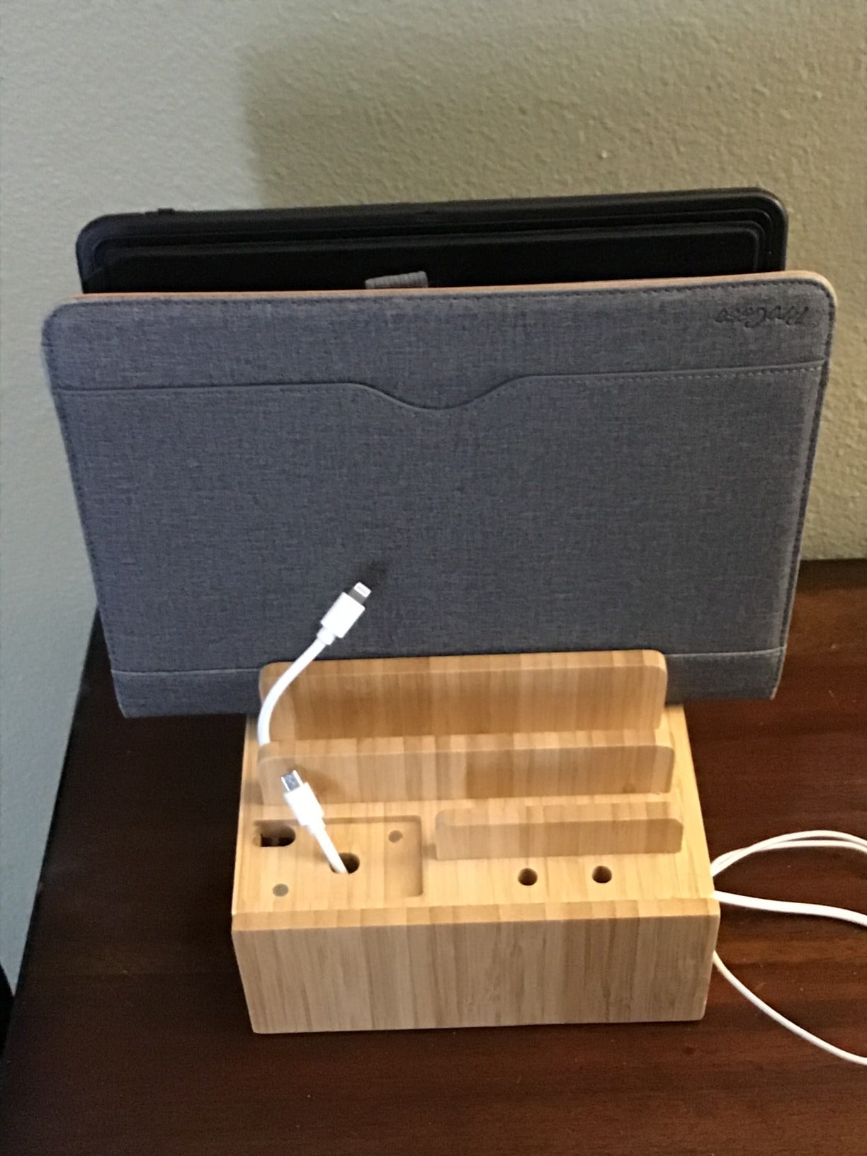Estación de carga de bambú | USB de 5 puertos y organizador | Para smartphone, tablet y smartwatch | Incluye juego de cables