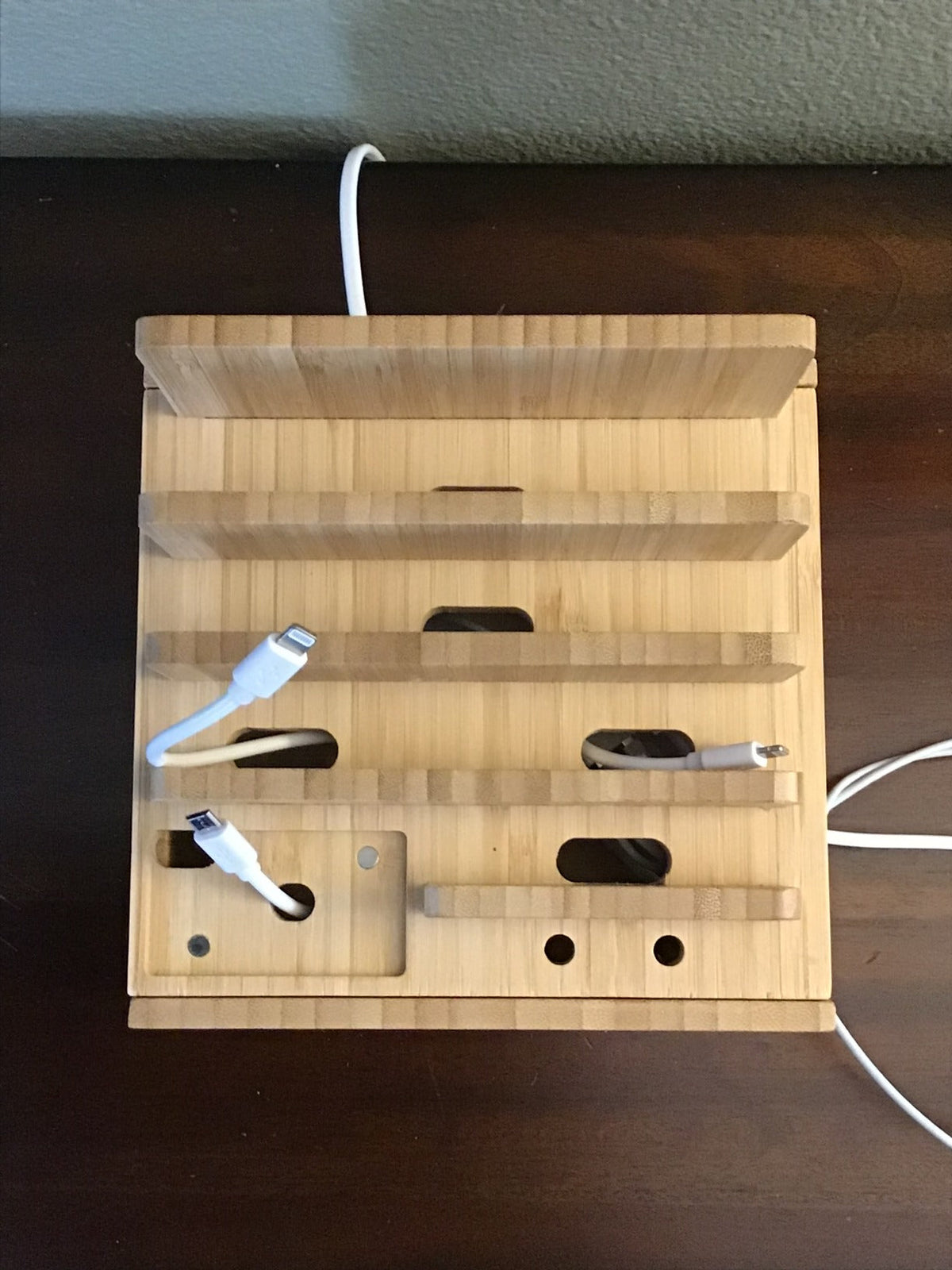 Estación de carga de bambú | USB de 5 puertos y organizador | Para smartphone, tablet y smartwatch | Incluye juego de cables