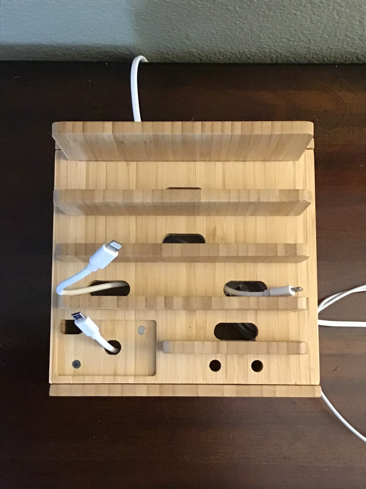 Estación de carga de bambú | USB de 5 puertos y organizador | Para smartphone, tablet y smartwatch | Incluye juego de cables