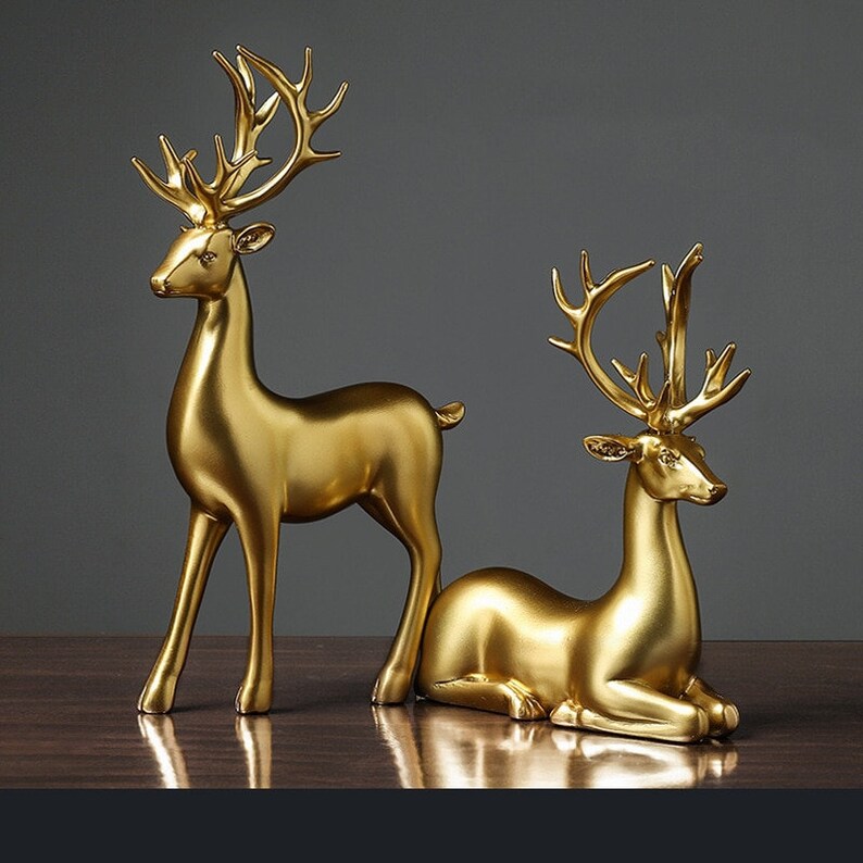 Figurillas de pareja de ciervos dorados
