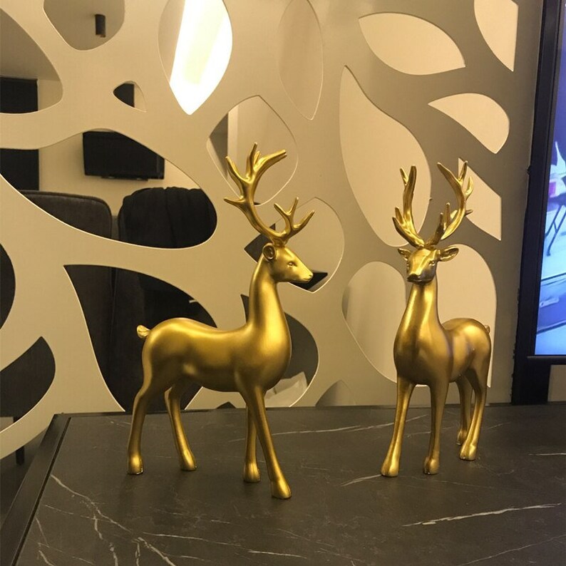 Figurillas de pareja de ciervos dorados