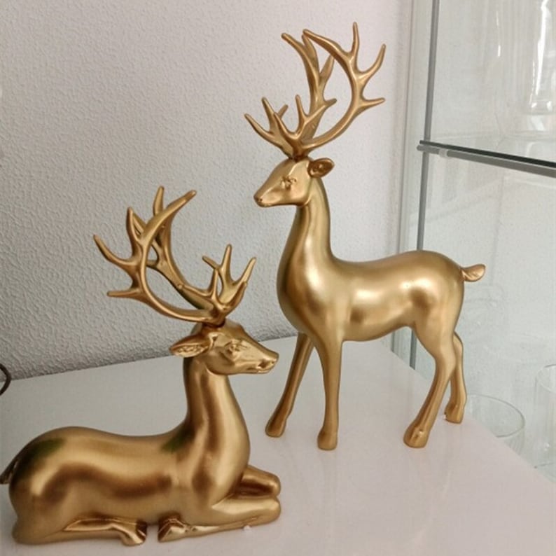 Figurillas de pareja de ciervos dorados