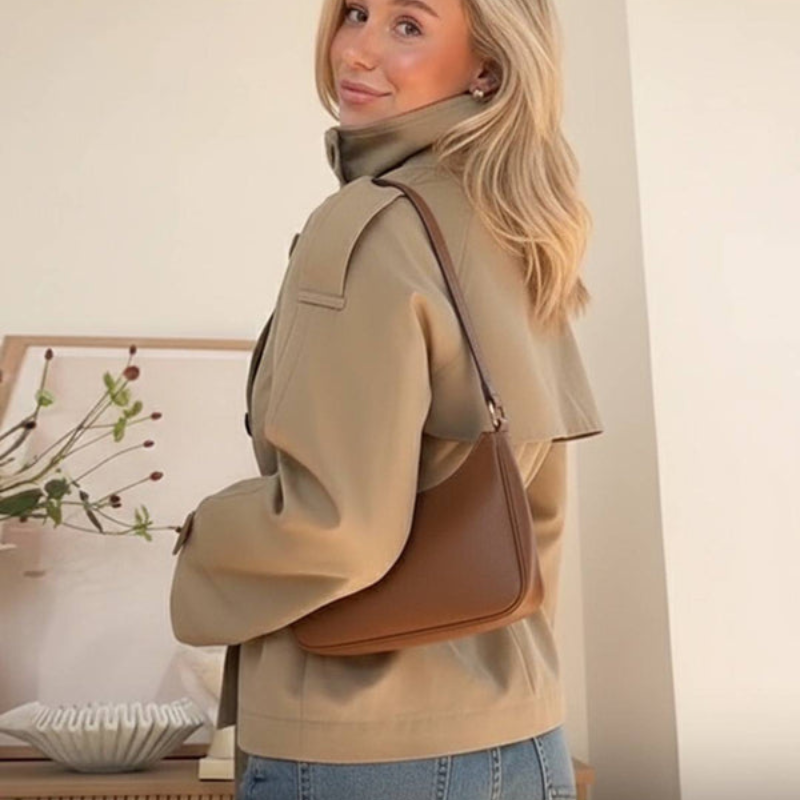 Gabardina corta cruzada con cuello alto para mujer