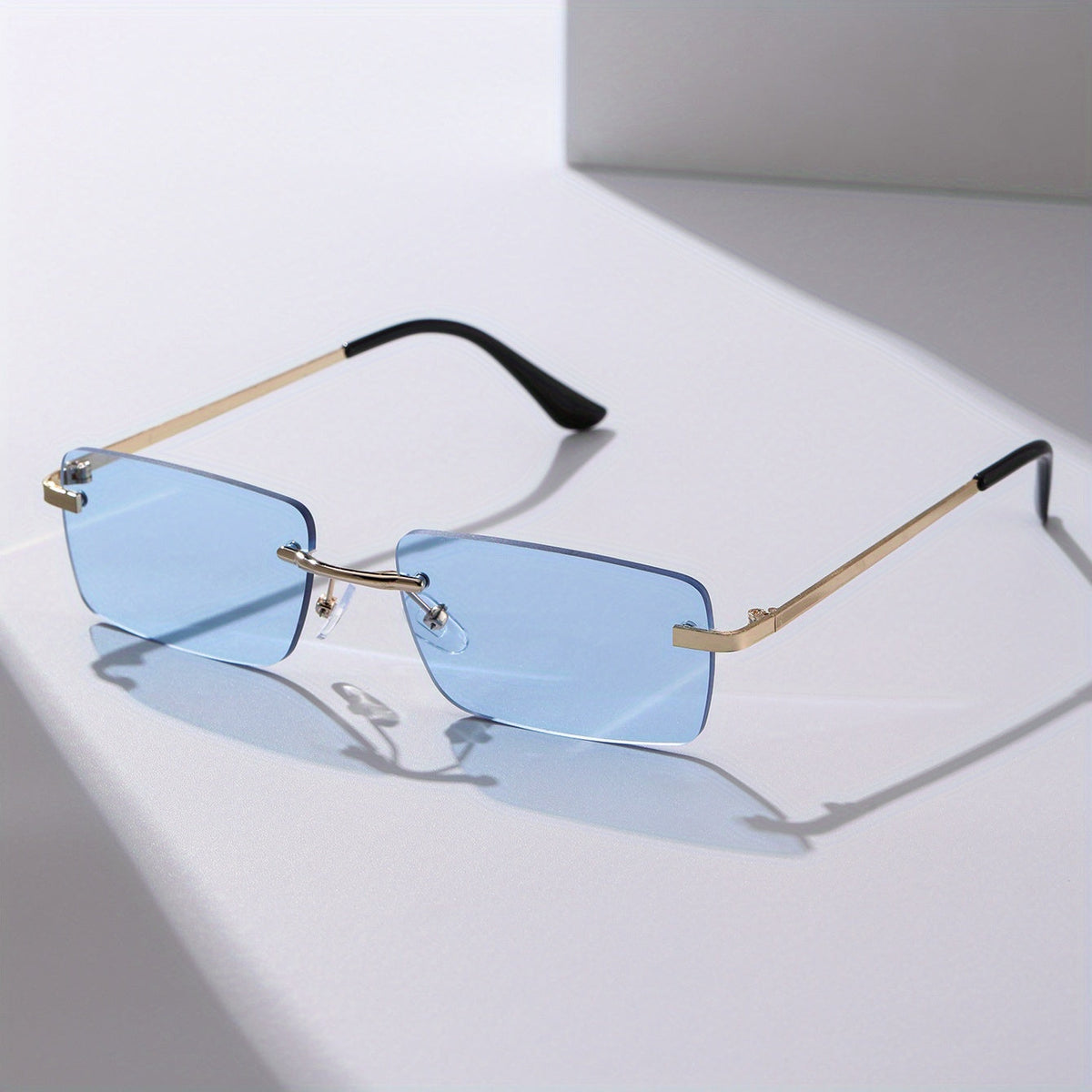 Gafas de sol para hombre con protección UV y montura metálica ligera – Diseño al aire