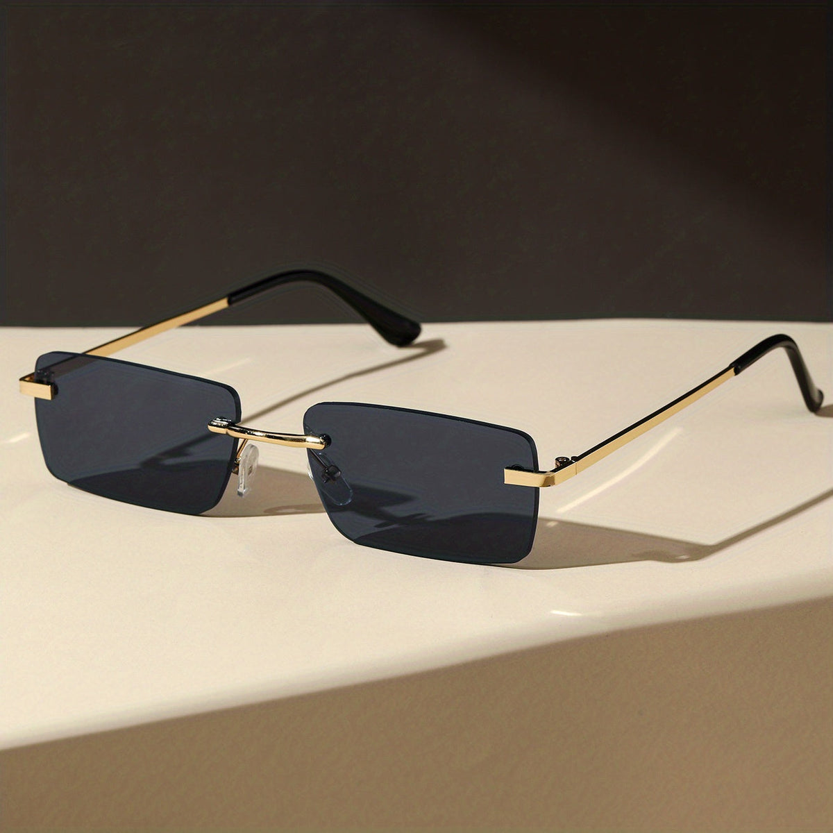 Gafas de sol para hombre con protección UV y montura metálica ligera – Diseño al aire