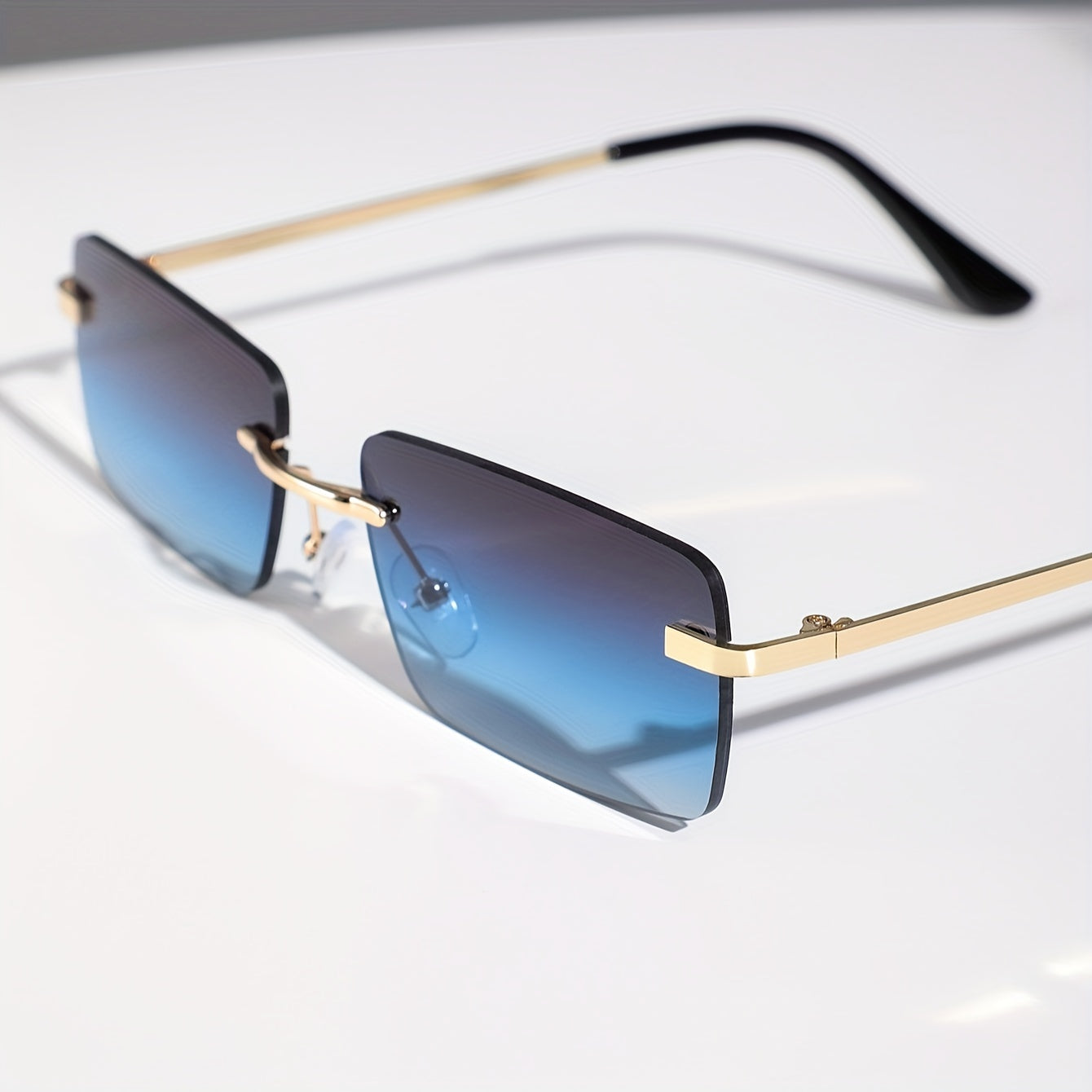 Gafas de sol para hombre con protección UV y montura metálica ligera – Diseño al aire