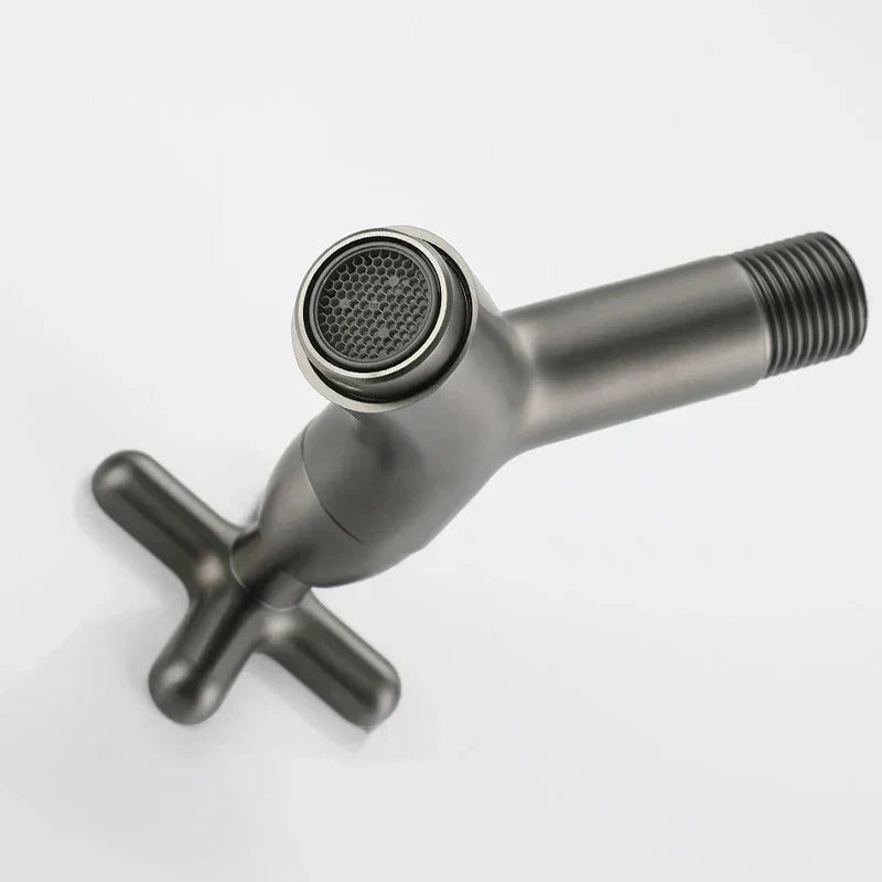 Grifo de agua fría de pared en latón macizo