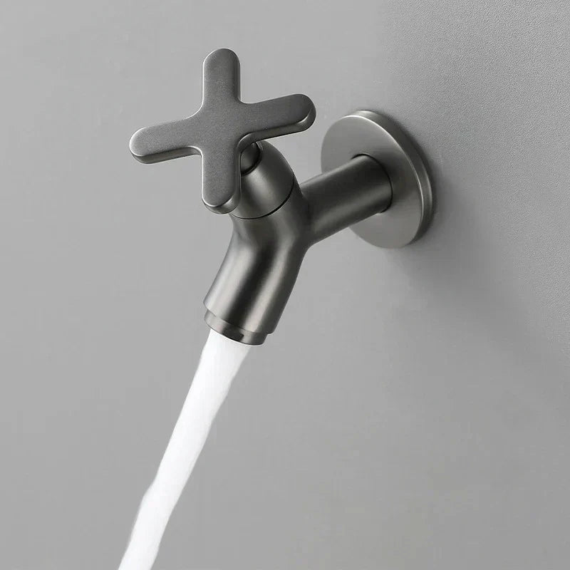 Grifo de agua fría de pared en latón macizo