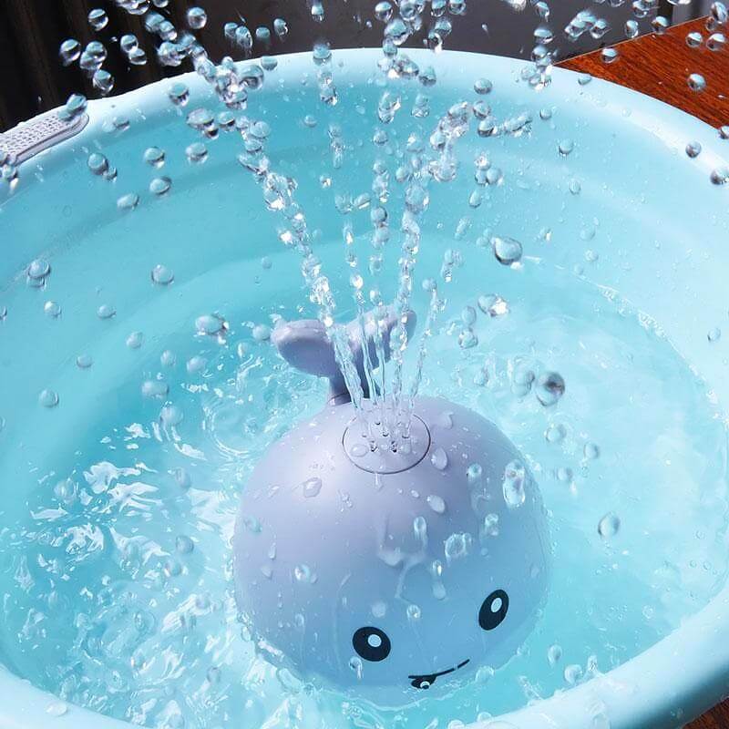 Juguete de baño con forma de ballena y lanzador de agua
