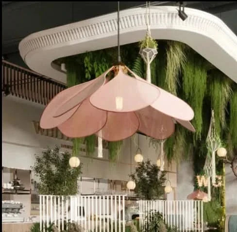 Lámpara colgante floral con pantalla de tela cálida