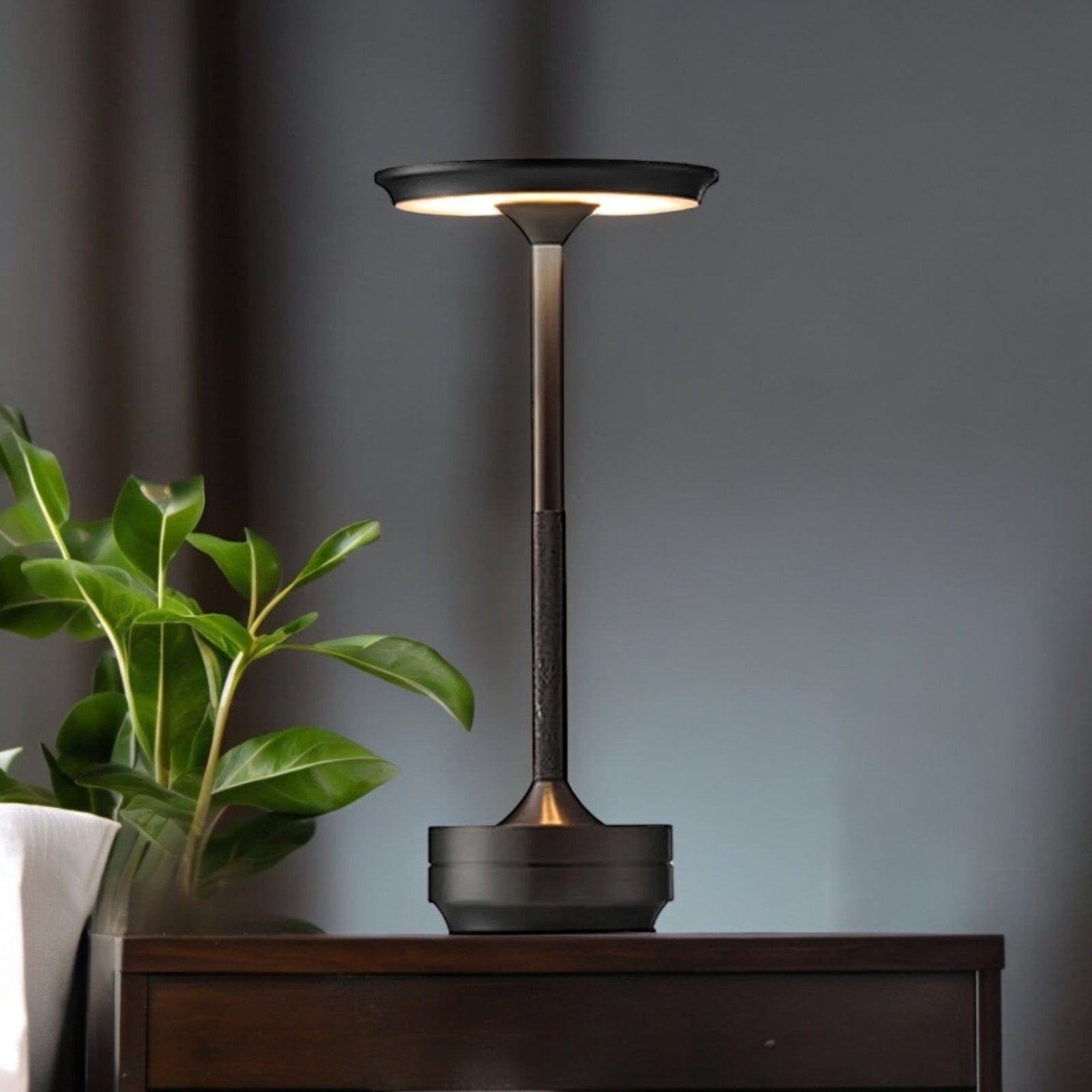 Lámpara de mesa – Diseño moderno con luz cálida y regulable
