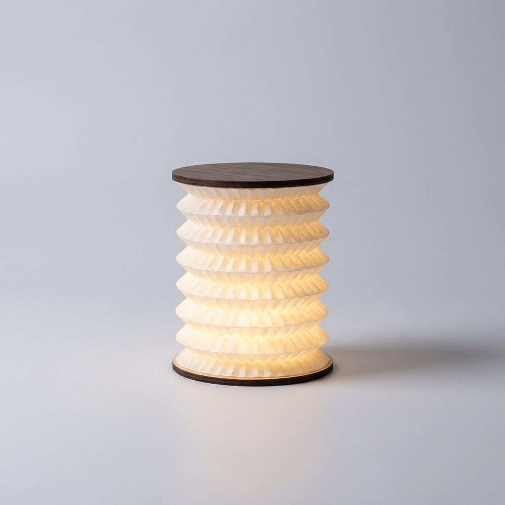 Lámpara de mesa LED con forma de linterna y diseño clásico: compacta y de bajo consumo para salón y dormitorio