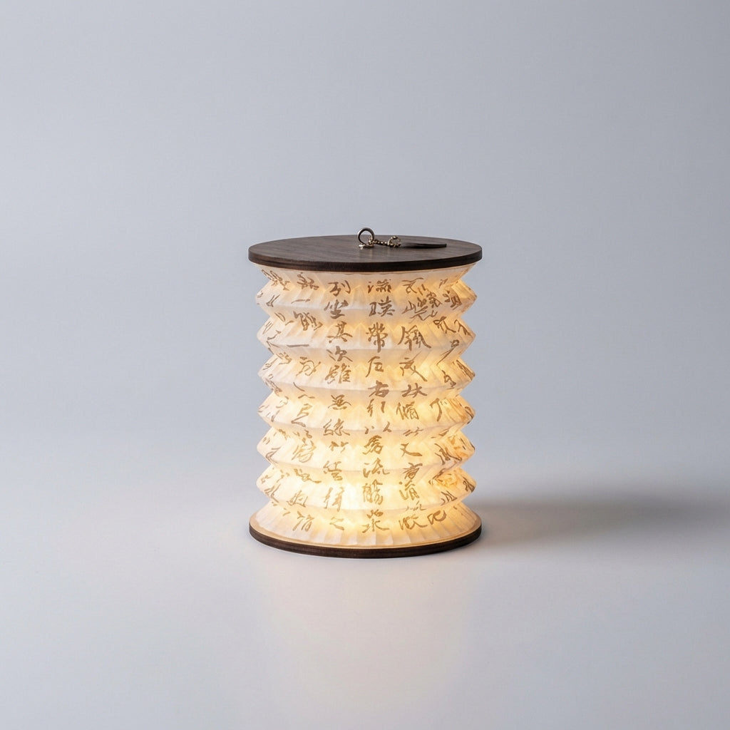 Lámpara de mesa LED con forma de linterna y diseño clásico: compacta y de bajo consumo para salón y dormitorio