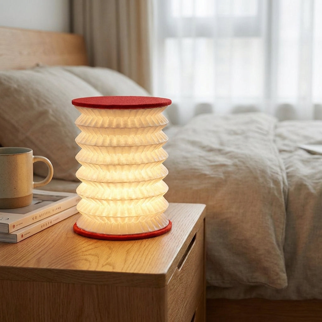 Lámpara de mesa LED con forma de linterna y diseño clásico: compacta y de bajo consumo para salón y dormitorio