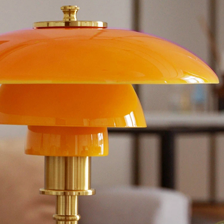 Lámpara de mesa LED de diseño danés