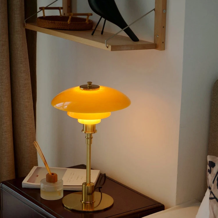 Lámpara de mesa LED de diseño danés