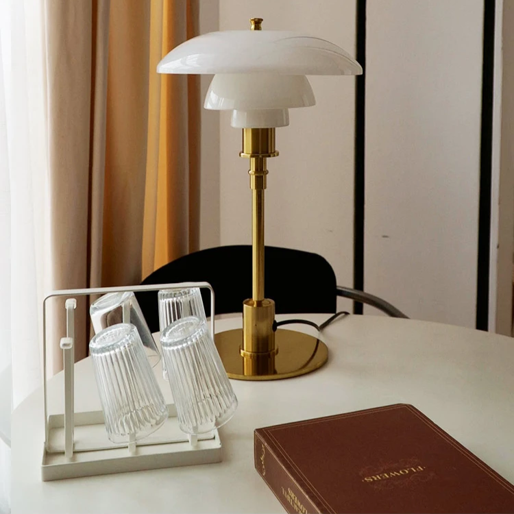 Lámpara de mesa LED de diseño danés