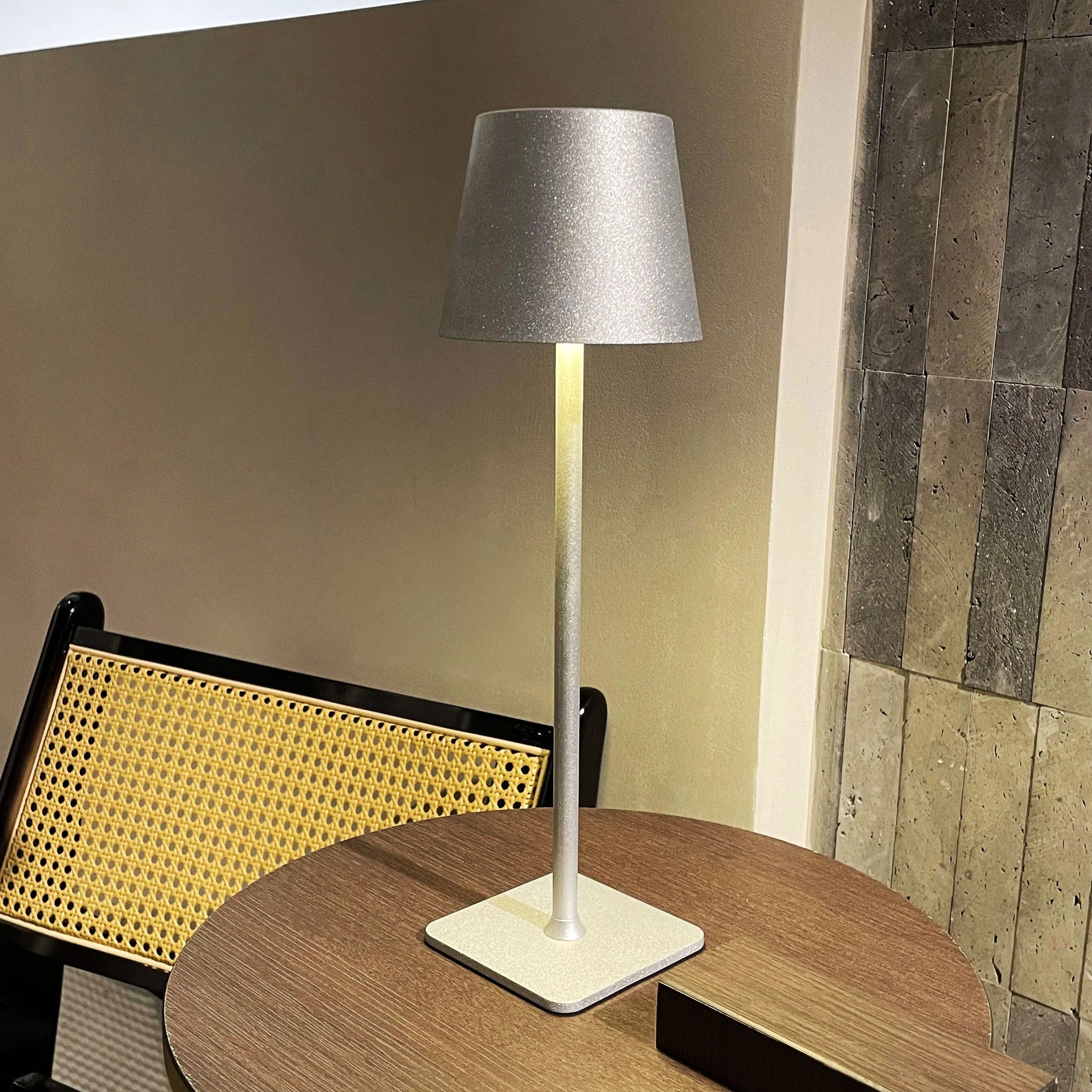 Lámpara de mesa LED inalámbrica y recargable moderna