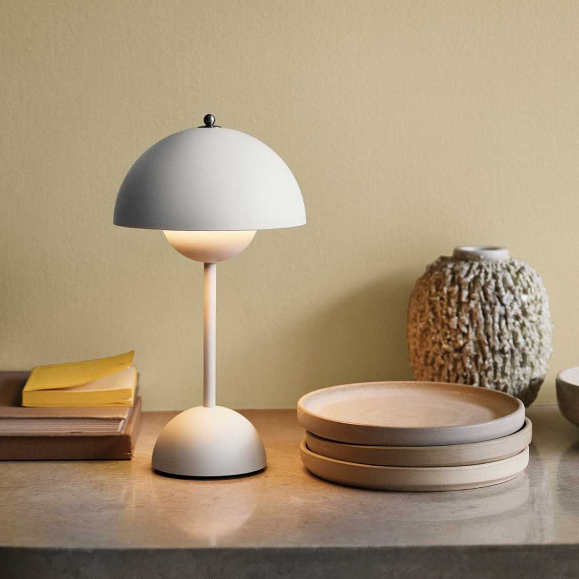 Lámpara de mesa LED retro inalámbrica con diseño de sombrilla