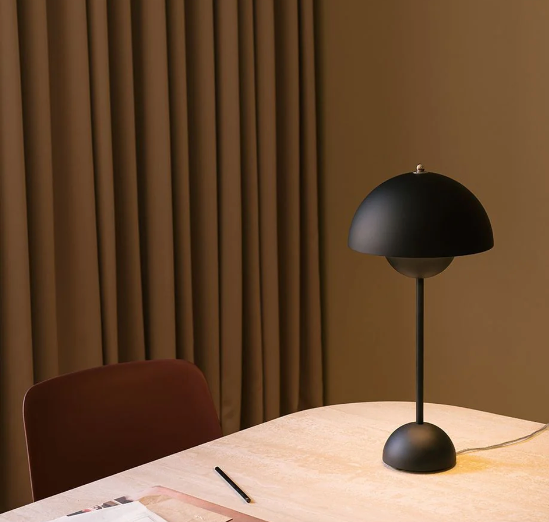 Lámpara de mesa LED retro inalámbrica con diseño de sombrilla