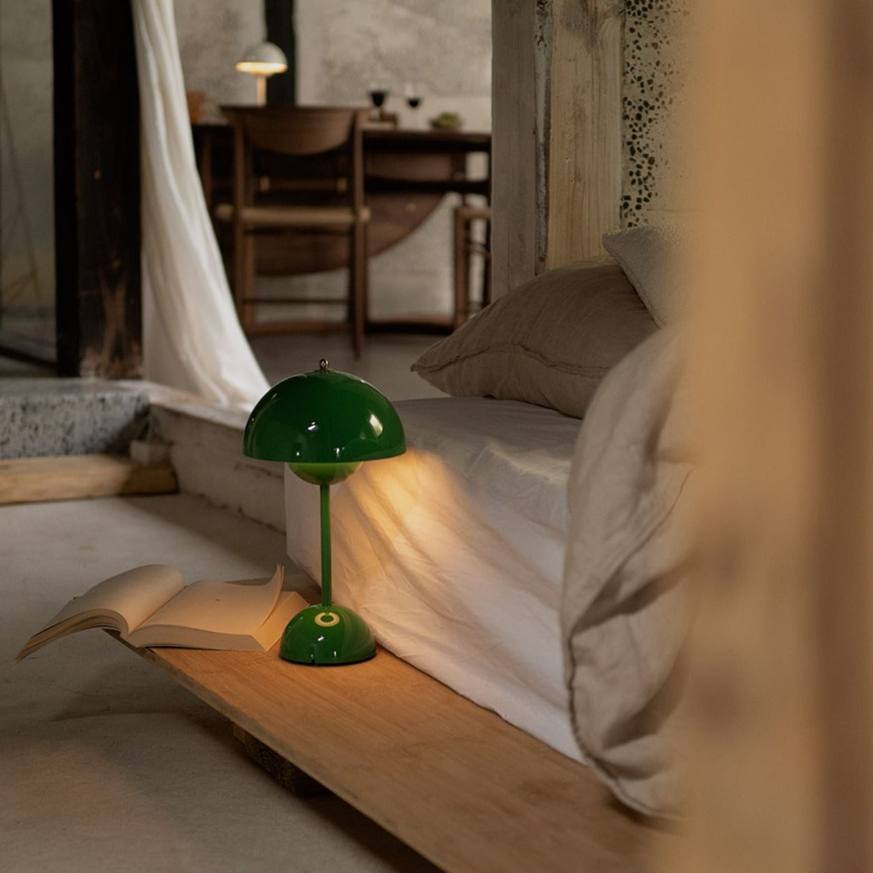 Lámpara de mesa LED retro inalámbrica con diseño de sombrilla