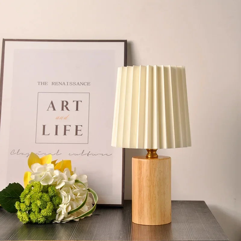 Lámpara de mesa retro con pantalla plisada y base de madera nórdica