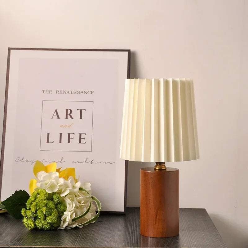 Lámpara de mesa retro con pantalla plisada y base de madera nórdica