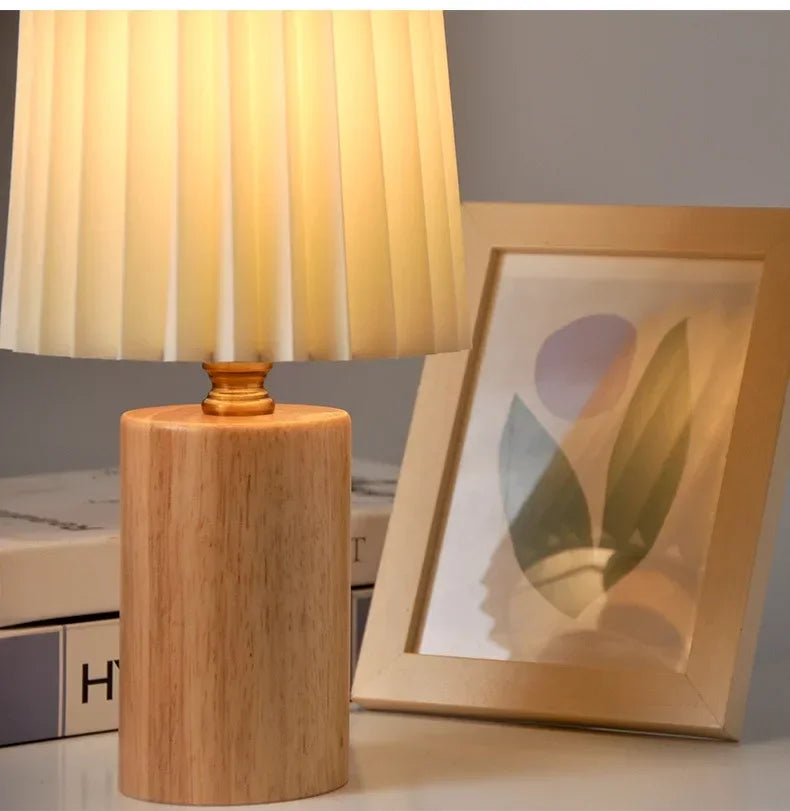 Lámpara de mesa retro con pantalla plisada y base de madera nórdica