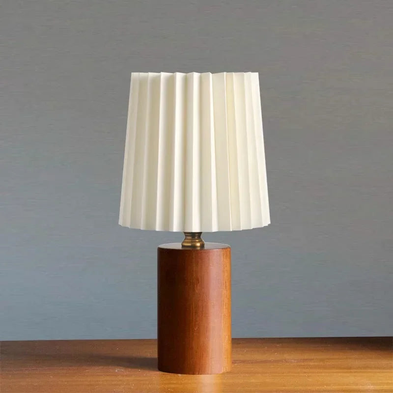 Lámpara de mesa retro con pantalla plisada y base de madera nórdica