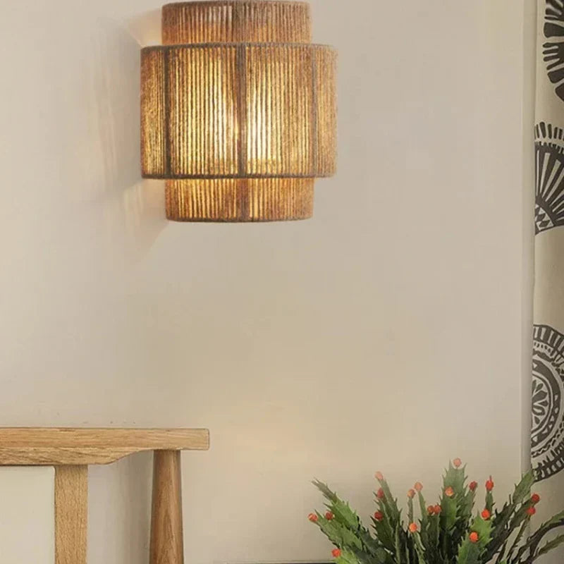 Lámpara de pared de ratán tejida a mano