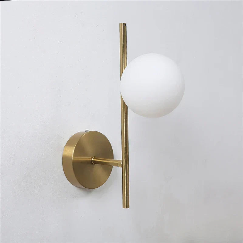 Lámpara de pared: diseño moderno con doble esfera en color dorado