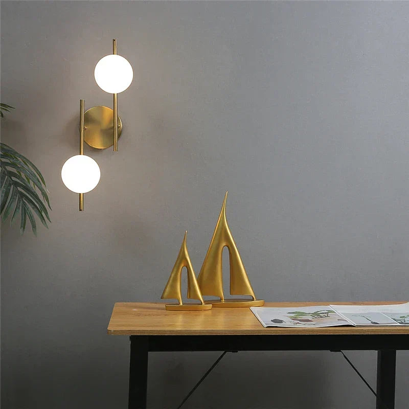 Lámpara de pared: diseño moderno con doble esfera en color dorado