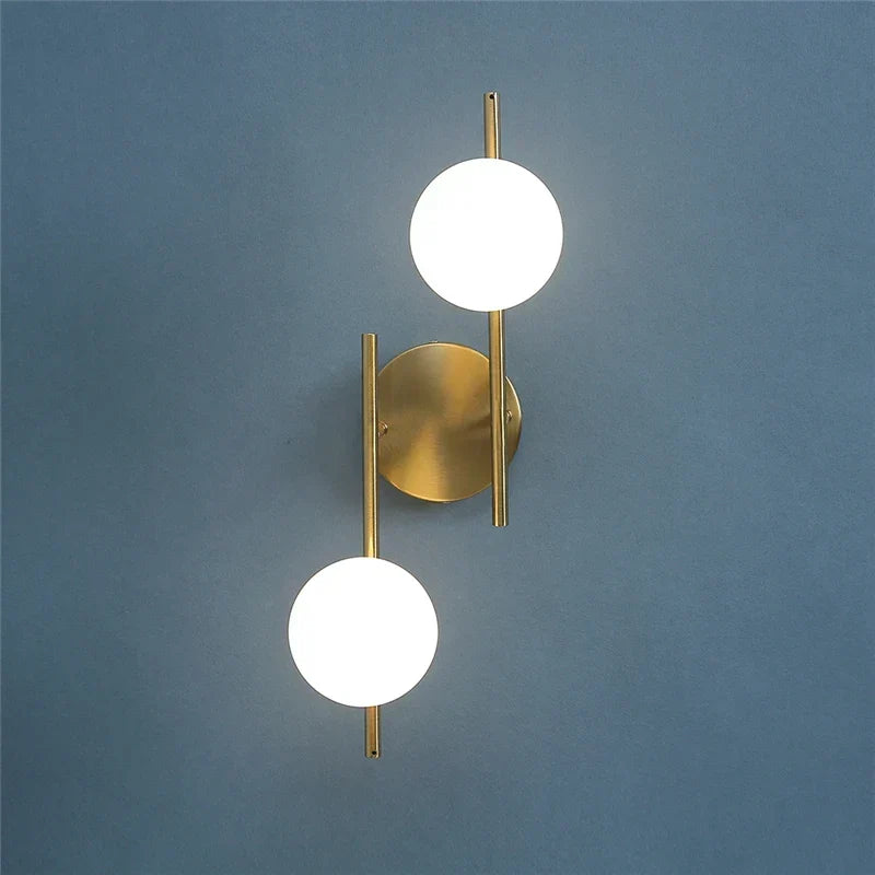 Lámpara de pared: diseño moderno con doble esfera en color dorado
