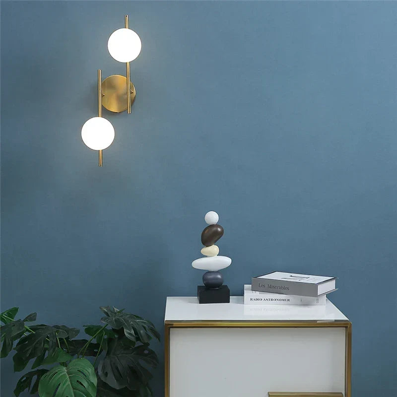 Lámpara de pared: diseño moderno con doble esfera en color dorado