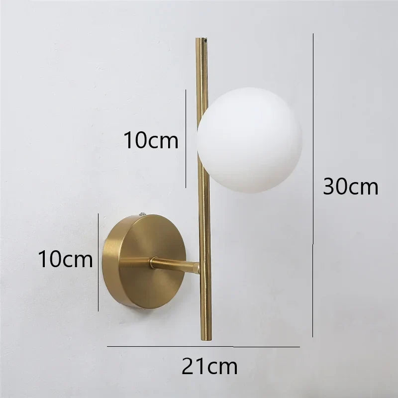 Lámpara de pared: diseño moderno con doble esfera en color dorado