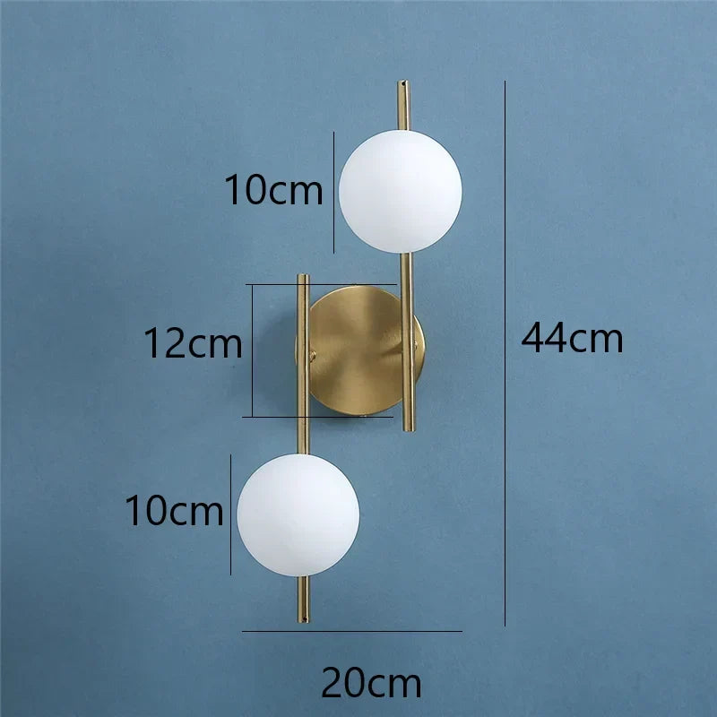 Lámpara de pared: diseño moderno con doble esfera en color dorado