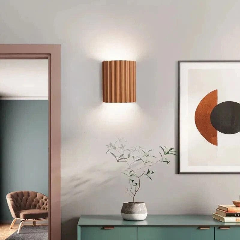 Lámpara de pared moderna con diseño en resina
