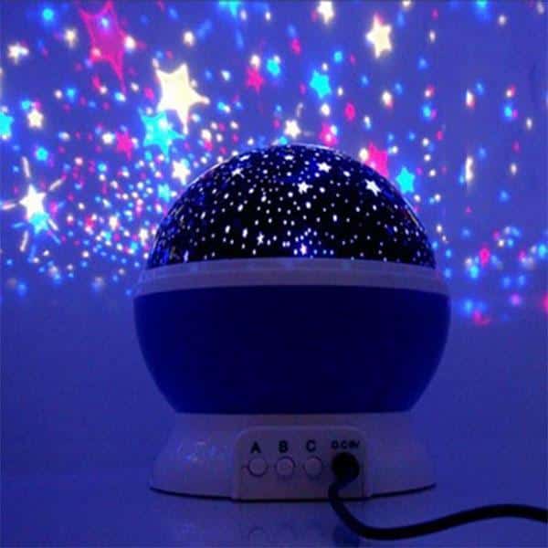 Lámpara nocturna con cielo estrellado