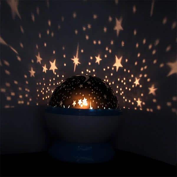 Lámpara nocturna con cielo estrellado