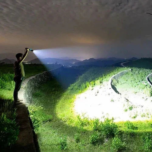 Linterna LED recargable de alto rendimiento – 10.000 lúmenes para camping y emergencias