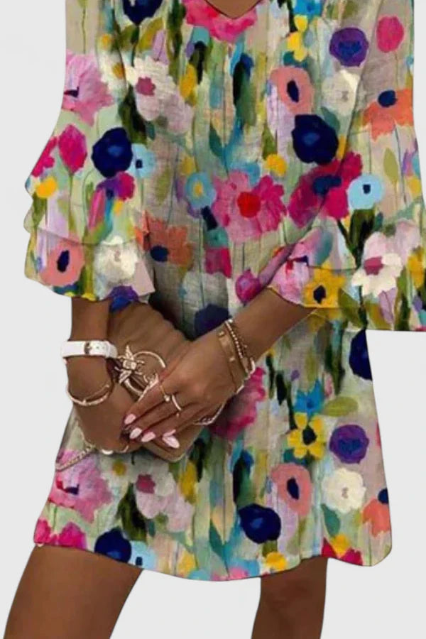 Minivestido con estampado floral y cuello en V – Corte cómodo