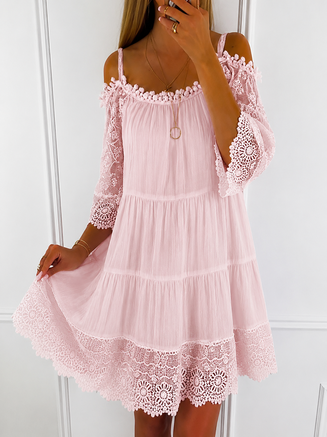 Minivestido con hombros descubiertos