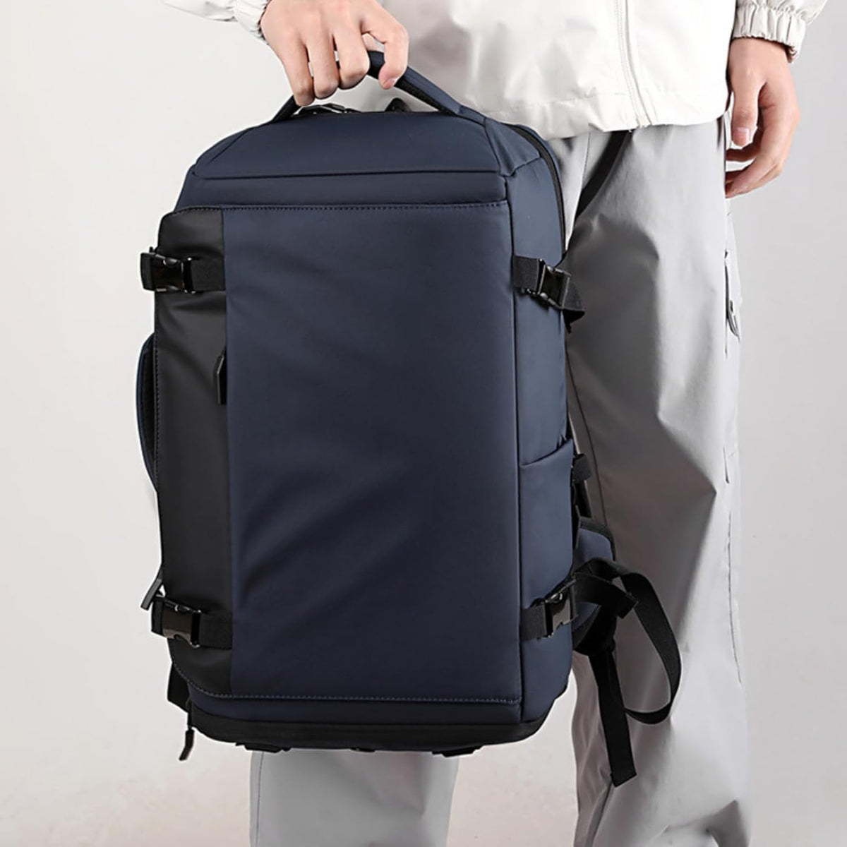Mochila Impermeable para Portátil de 15” (38,1 cm) con Apertura Lateral y Puerto USB-C